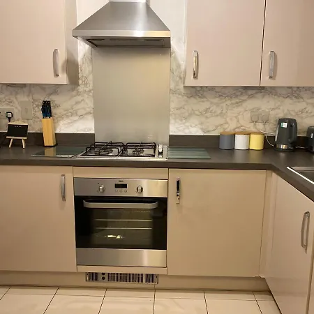 Spacious 2 Bed House For Corporate And Family Stays Basingstoke Exterior foto