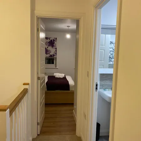 Spacious 2 Bed House For Corporate And Family Stays Basingstoke Exterior foto